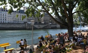Depravado se coló en un baño público y violó a una turista estadounidense en el centro de París