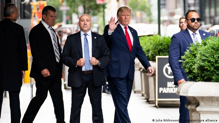 Trump se fue sin decir nada tras seis horas de audiencia con la fiscal de Nueva York