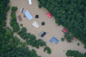 El dramático rescate de una familia en medio de las devastadoras inundaciones en Kentucky (VIDEO)