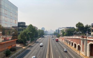 El misterio del humo y olor a quemado que nubla el cielo de Madrid
