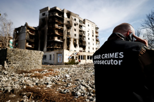 Alemania recolecta “cientos” de pruebas de crímenes de guerra en Ucrania