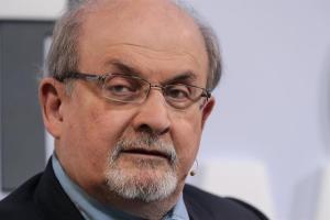 Sospechoso de apuñalar a Salman Rushdie se declara inocente de intento de asesinato