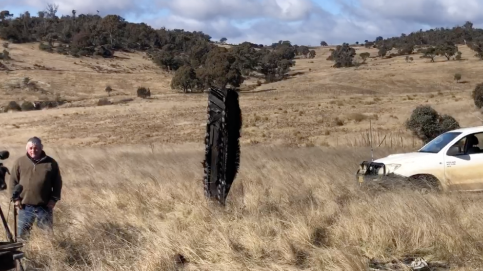Encuentran un objeto espacial con forma de “obelisco alienígena” en medio de un campo de cultivo de Australia