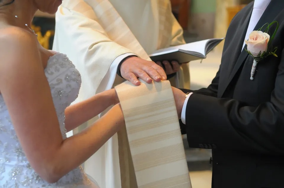 El inapropiado sermón de un sacerdote que arruinó la boda de una novia (VIDEO)