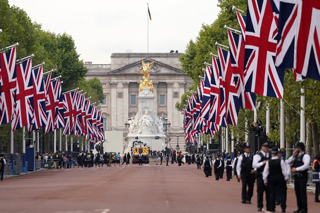 Los londinenses se lanzan a la calle para despedirse de la reina Isabel II