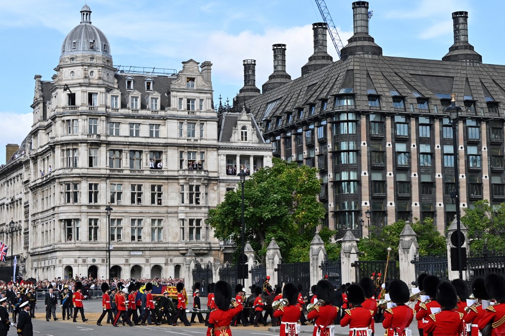 Londres inicia su multitudinario adiós a la reina Isabel II
