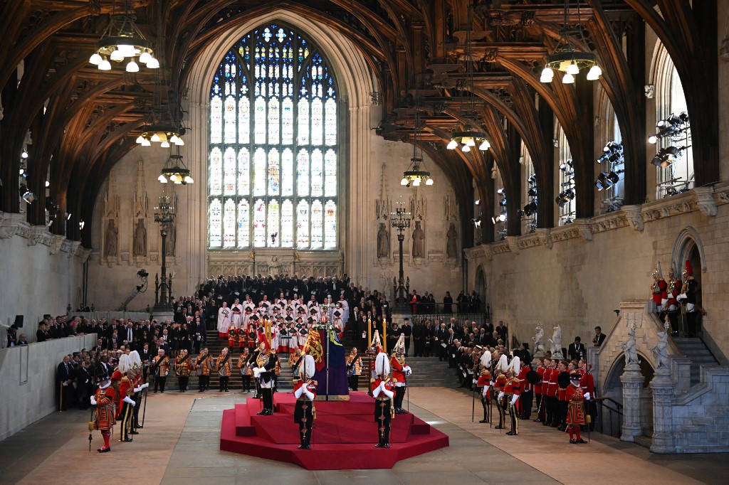 El féretro de Isabel II en el Palacio de Westminster, donde estará su capilla ardiente (Fotos)