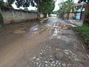 Desidia chavista tiene carretera en zona agrícola de Bejuma a punto de desplomarse