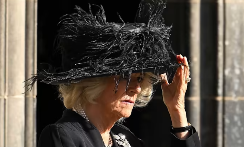 La reina Camilla rindió homenaje a Isabel II en su funeral luciendo uno de sus broches favoritos