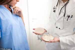Implantes mamarios podrían desencadenar cáncer de piel, la advertencia de la FDA
