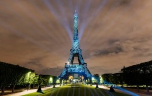 La torre Eiffel, el palacio de Versalles y el museo del Louvre quedarán a oscuras más temprano por la crisis energética en Francia