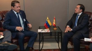 El PP español acusa a Canciller de blanquear la dictadura de Maduro tras reunirse con Carlos Faría