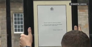 Colgada la notificación de la muerte de Isabel II ante palacio de Buckingham