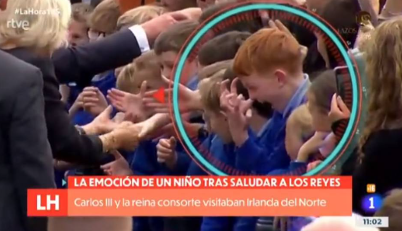 Se hace viral la reacción de un niño tras dar la mano a Carlos III durante su gira por la muerte de Isabel II (Video)