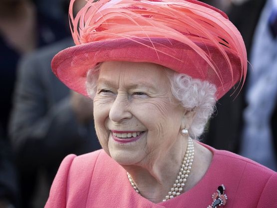 Joyas, activos y propiedades privadas: las claves de la inmensa fortuna que deja la reina Isabel II