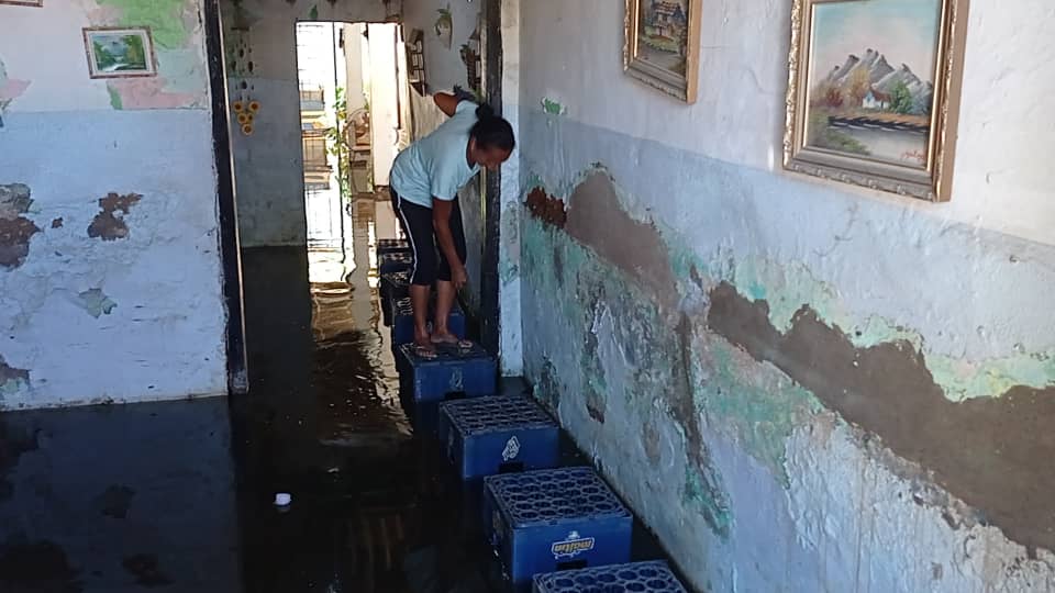Vecinos de Caigüire en Cumaná nadan entre aguas putrefactas dentro de sus viviendas… y el chavismo culpa a EEUU