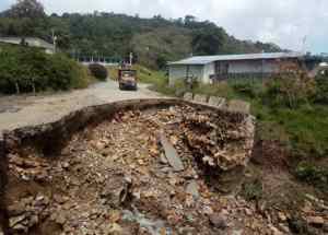 Restringen tránsito de vehículos de carga pesada por la Local 004 de Mérida tras colapso de la carretera (FOTOS)