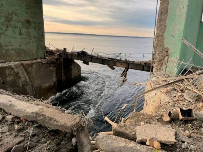 Rusia bombardea represa ucraniana y provocó inundación en la ciudad natal de Zelenski (Imágenes)