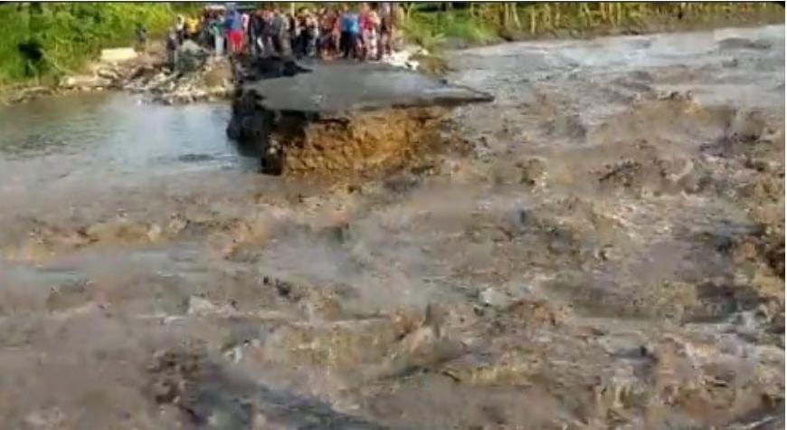 Al menos dos municipios zulianos quedaron incomunicados tras colapso de un puente por fuertes lluvias