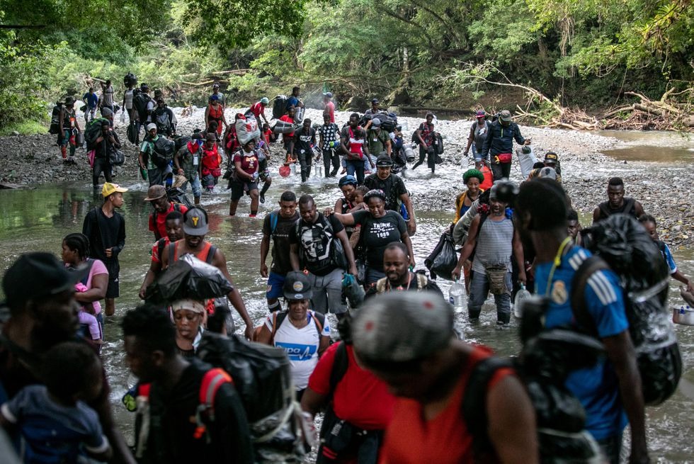 Petro ordena asistir a migrantes que cruzan “la ruta de la muerte” en la selva del Darién