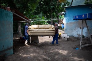 El dramático cambio para los sobrevivientes en Las Tejerías: remueven lodo en el día y duermen en refugios por las noches