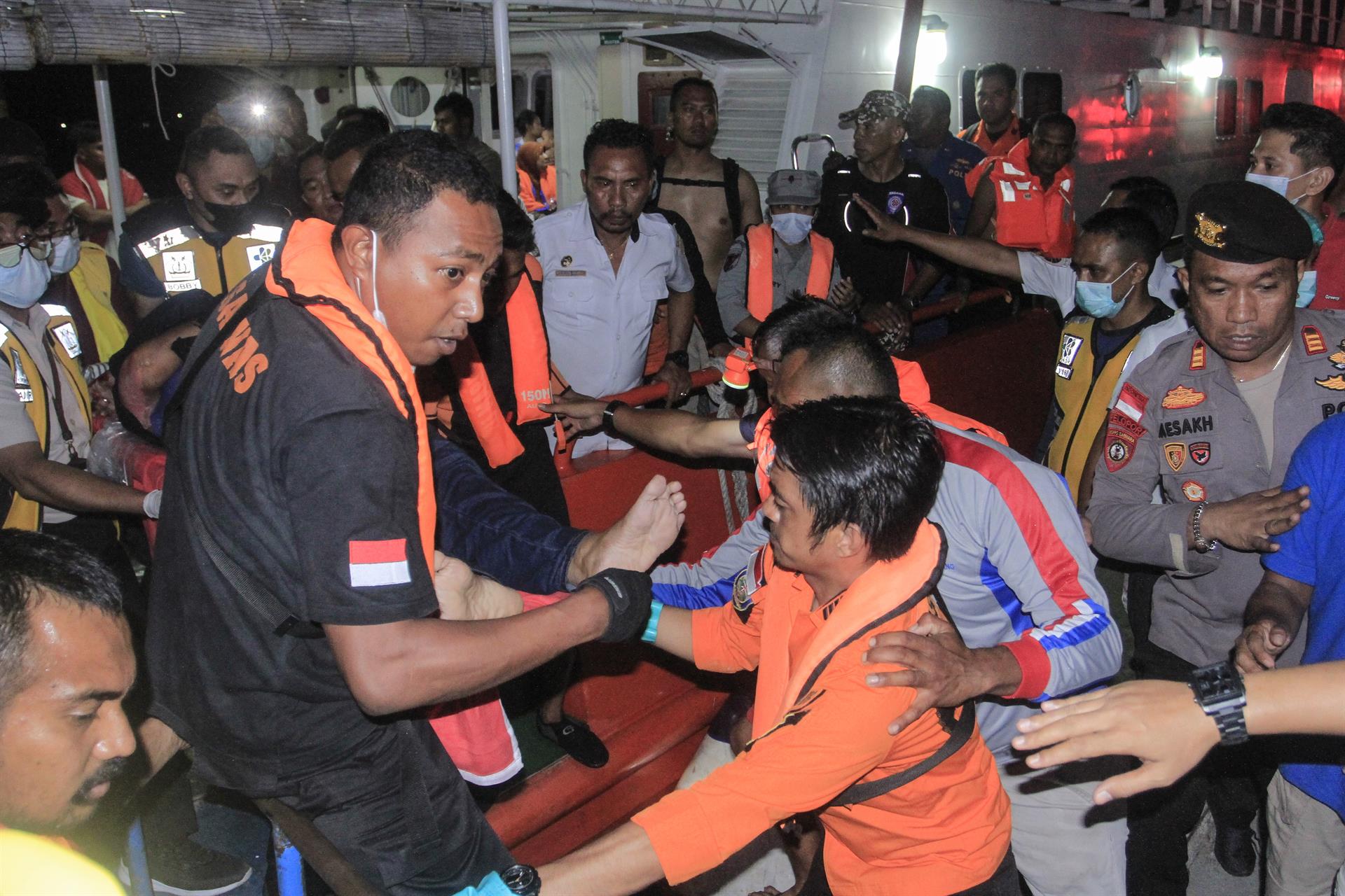 Naufragio de barco en Indonesia deja al menos 14 muertos
