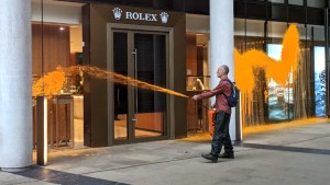 EN VIDEO: activistas climáticos vandalizaron con pintura una tienda Rolex en Londres