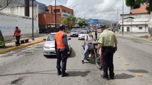 Le pusieron los ganchos a tres PNB por pedirle 500 dólares a un mototaxista en Aragua