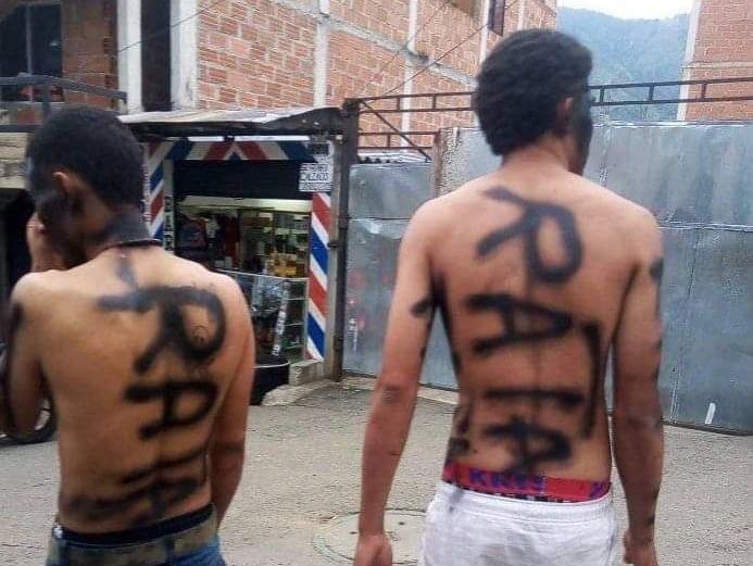 Ladrones fueron atrapados por vecinos en Antioquia y les pintaron el cuerpo con la palabra “rata” (Fotos)