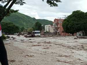 Emergencia en Aragua: Desbordamiento de cauces, pérdidas materiales y muertes tras paso de onda tropical