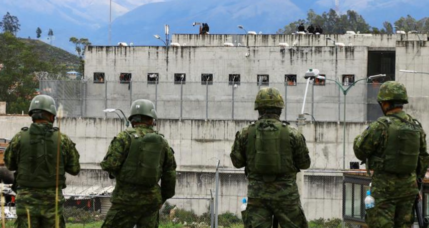 Trasladan a varias cárceles a 135 reos tras motín en Ecuador
