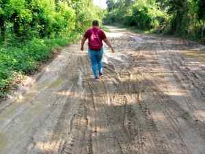 Habitantes de zona agrícola en Canoabo caminan con el barro hasta los tobillos por mal estado de la vía