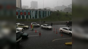 Otra vez cerrada la autopista Francisco Fajardo en el distribuidor Altamira por lluvias este #5Oct