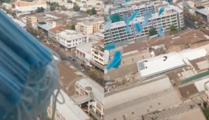 “Acabó la pesadilla”: Venezolana desató ola de críticas por lanzar tapabocas desde un balcón en Chile (VIDEO)