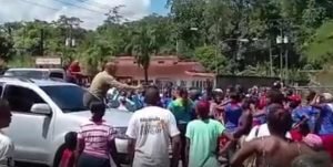 Trancaron el paso de Héctor Rodríguez en protesta por las terribles condiciones de una escuela en Miranda (VIDEO)