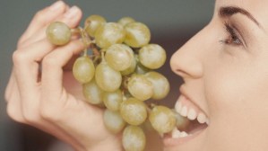Restaurante de Londres ofrece trabajo para dar de comer uvas a los clientes y pide tener “las manos bonitas”