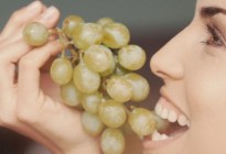 Restaurante de Londres ofrece trabajo para dar de comer uvas a los clientes y pide tener “las manos bonitas”