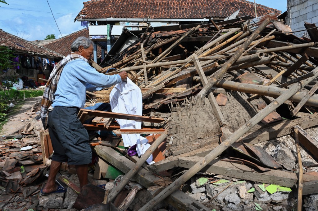 Lluvia y réplicas obstaculizan búsqueda de sobrevivientes del terremoto en Indonesia