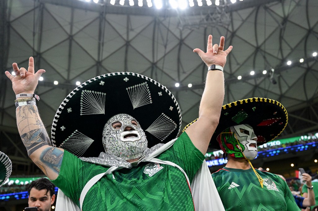 VIDEO: hinchas mexicanos y argentinos se cayeron a trompadas en las gradas del estadio