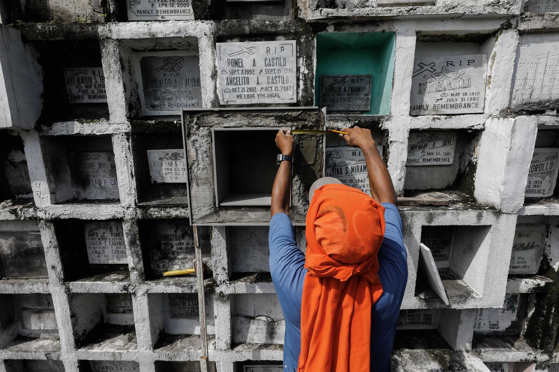 Millones de filipinos celebran en los cementerios el Día de Todos los Santos