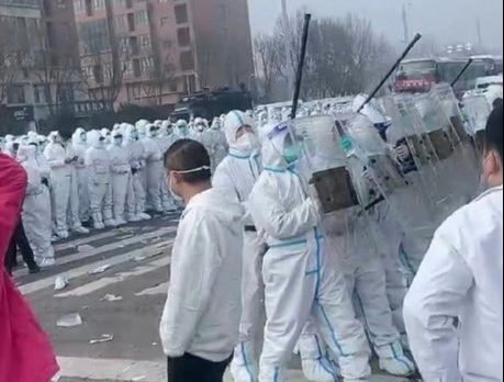 Policía china reprimió brutalmente una protesta de trabajadores en fábrica de iPhones (Videos)