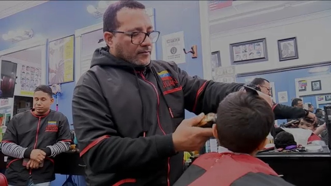 Barbero venezolano ofrece alojamiento y cortes de cabello gratis a inmigrantes en Brooklyn