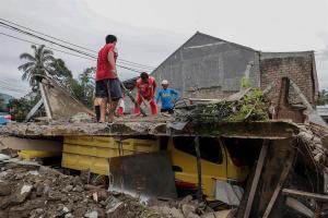Aumentan a 310 los muertos por el terremoto en Indonesia
