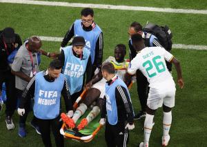 FOTO: Frankie De Jong lesionó a un senegalés al golpear las pelotas equivocadas