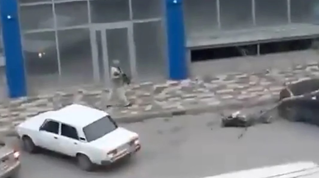 Un atacante asesinó a tres personas con una ametralladora en un centro comercial de Rusia (Imágenes sensibles)