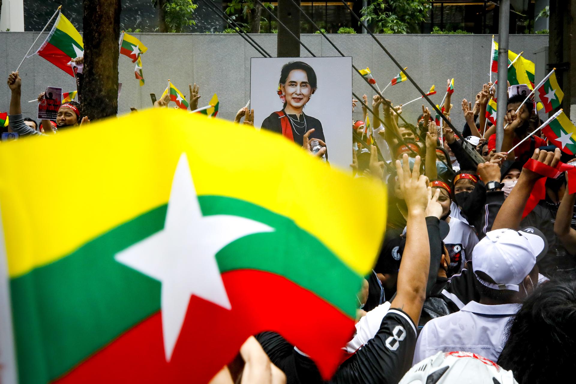 Tribunal militar birmano suma siete años de cárcel a la derrocada líder Suu Kyi