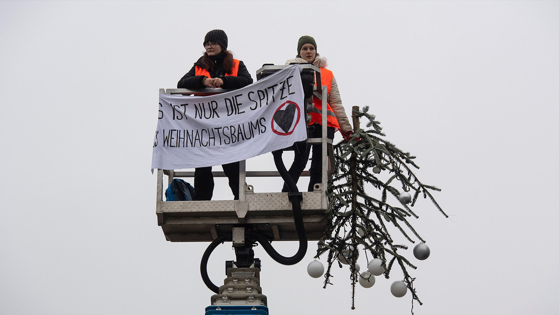 Activistas climáticos cortan la punta de un árbol de Navidad en Berlín (VIDEO)