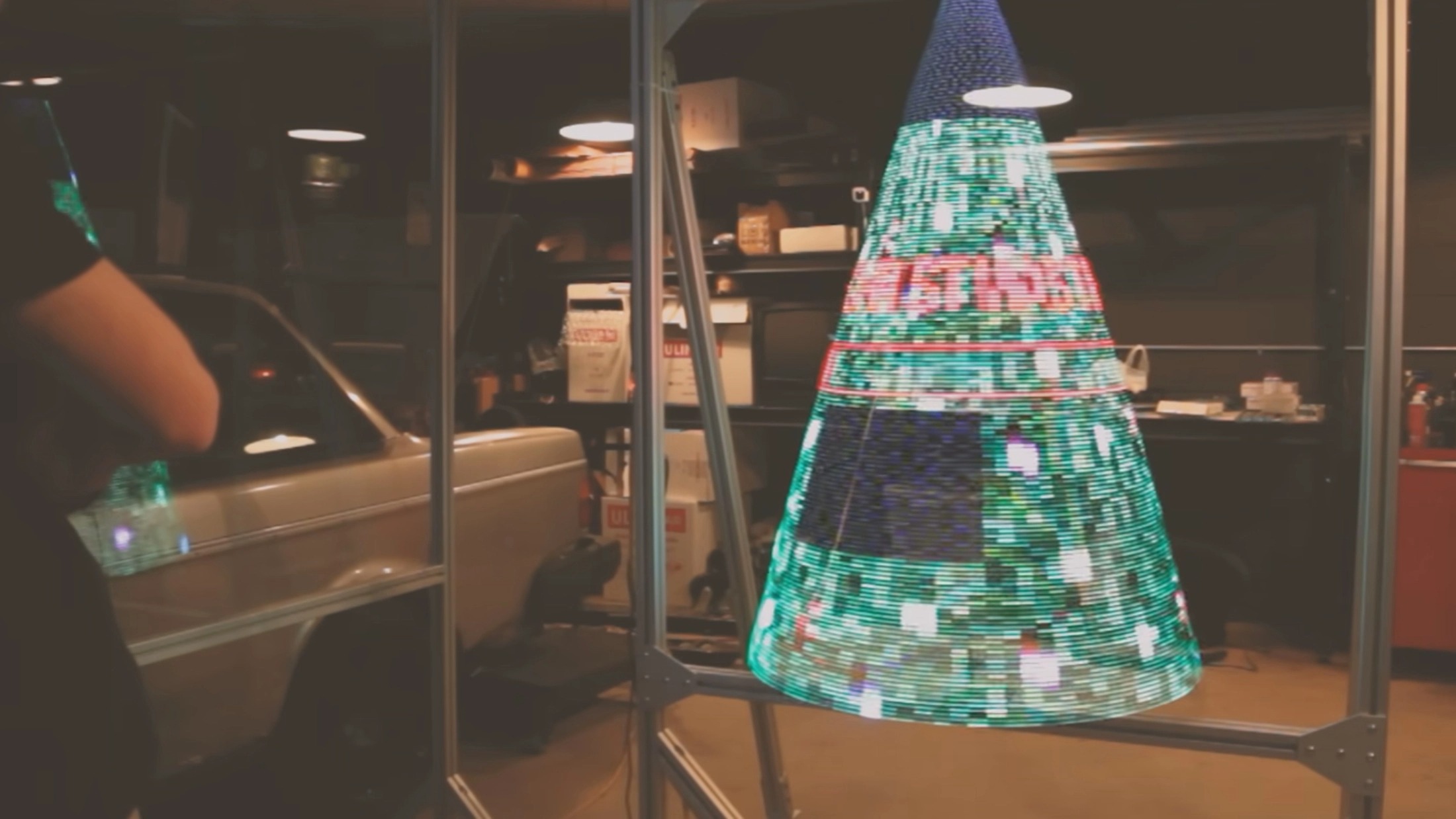 El aterrador árbol de Navidad holográfico giratorio podría dejarte terriblemente mutilado (VIDEO)