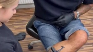 Se dejó tatuar por su hijo de siete años y el resultado fue realmente sorprendente (VIDEO)