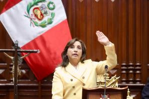 Dina Boluarte jura como nueva presidenta de Perú